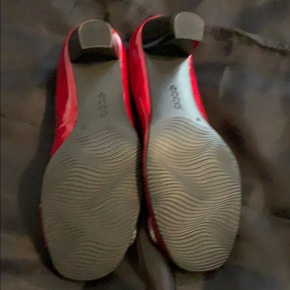 Red shoe - Picture 2 of 3